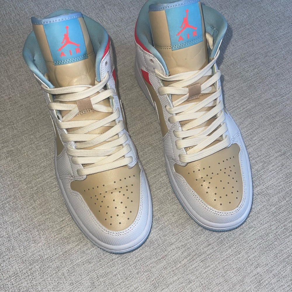 Air Jordan 1 Mid SE 'Sesame'. Womens size 8.